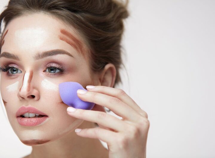 Ragazza si trucca con la tecnica del contouring.