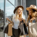 Due donne passeggiano tra i negozi