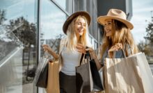 Due donne passeggiano tra i negozi