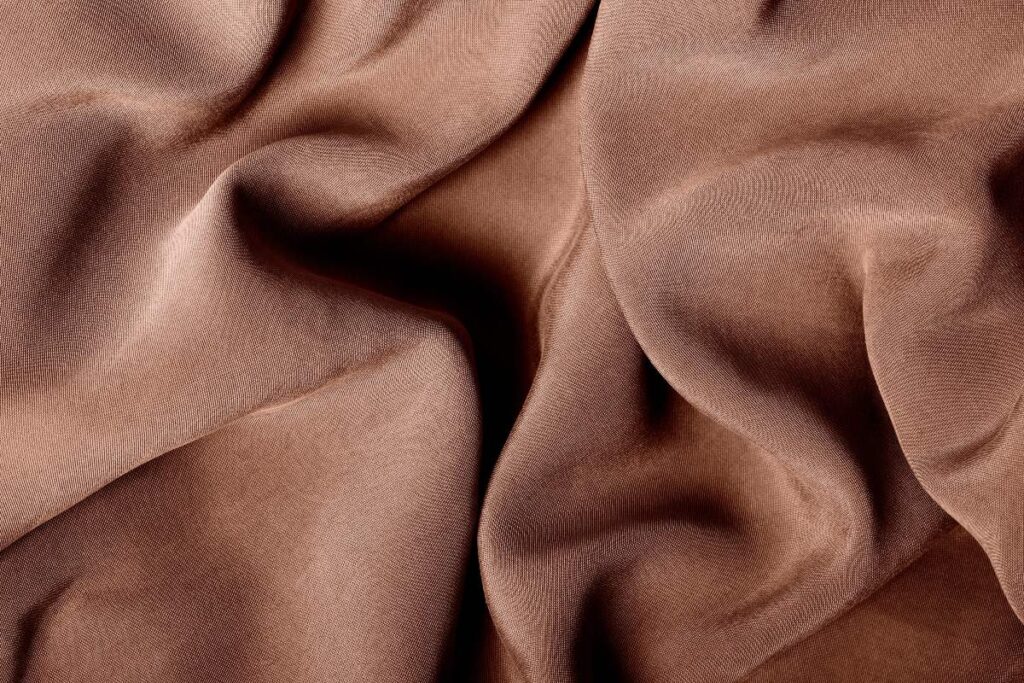 Materiale tessile in sfumatura Mocha Mousse