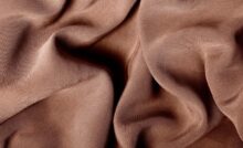 Materiale tessile in sfumatura Mocha Mousse