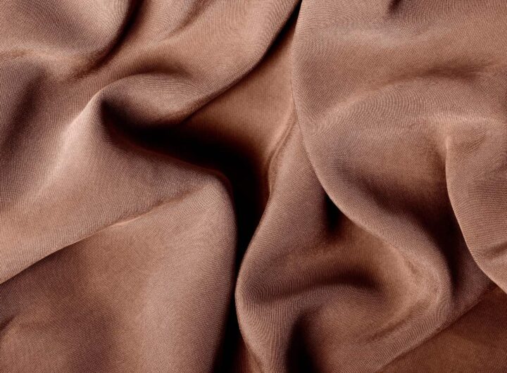 Materiale tessile in sfumatura Mocha Mousse