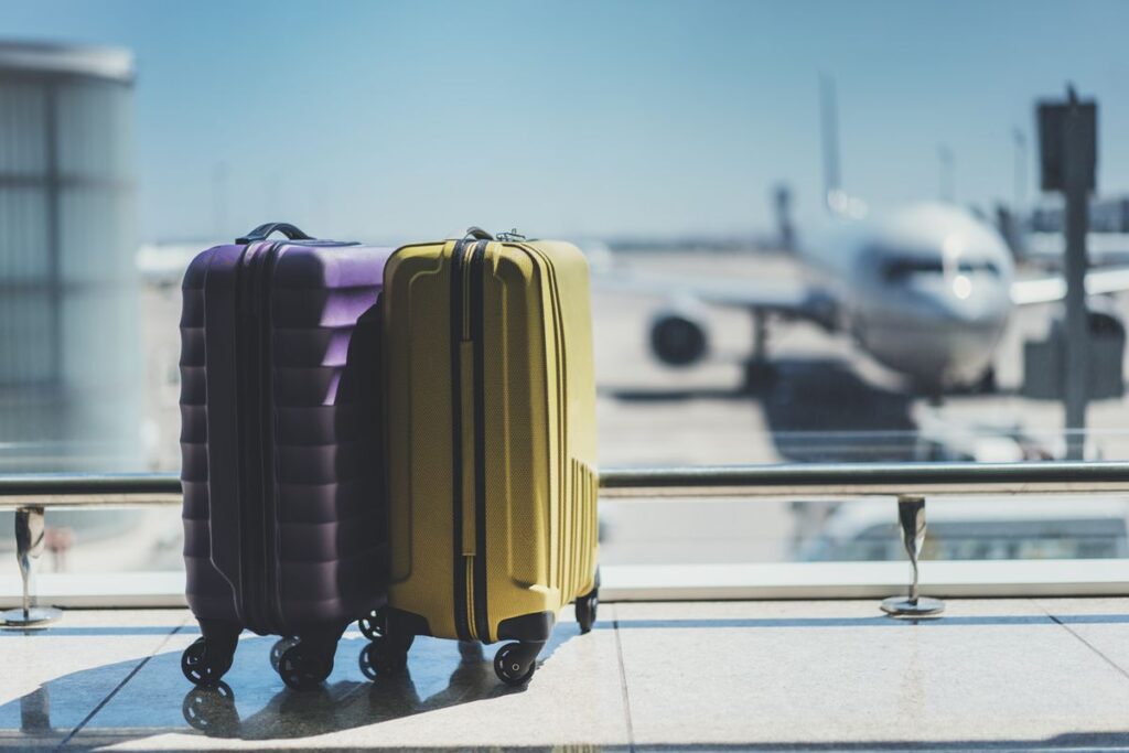 Due bagagli a mano in attesa di essere imbarcati, dentro un aeroporto.