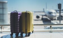 Due bagagli a mano in attesa di essere imbarcati, dentro un aeroporto.