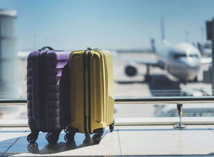 Due bagagli a mano in attesa di essere imbarcati, dentro un aeroporto.
