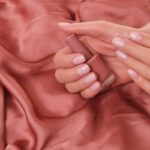 Dettaglio di manicure con finitura rosa.