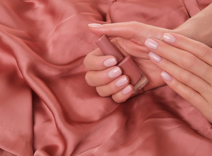 Dettaglio di manicure con finitura rosa.