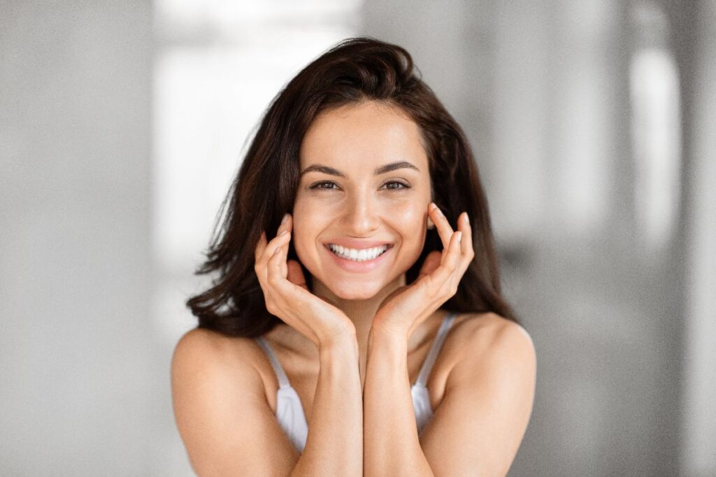 Ragazza con un sorriso luminoso e contagioso