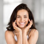 Ragazza con un sorriso luminoso e contagioso
