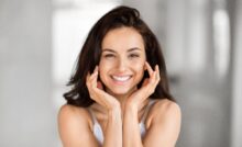 Ragazza con un sorriso luminoso e contagioso