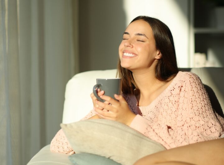 Giovane donna sorridente con una tazza di tisana