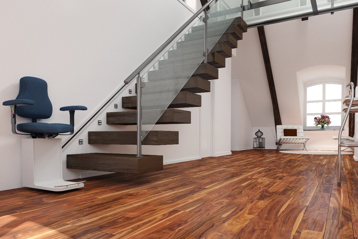 Montascale installato su un'elegante scala in legno.