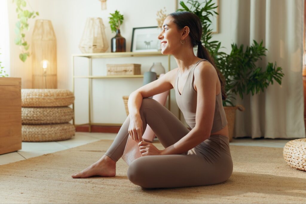 Ragazza in salotto con outfit da allenamento, simbolo di benessere.