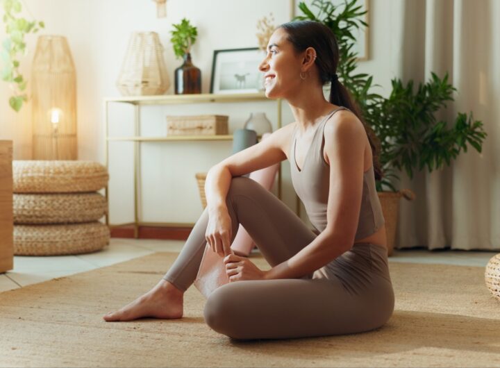 Ragazza in salotto con outfit da allenamento, simbolo di benessere.