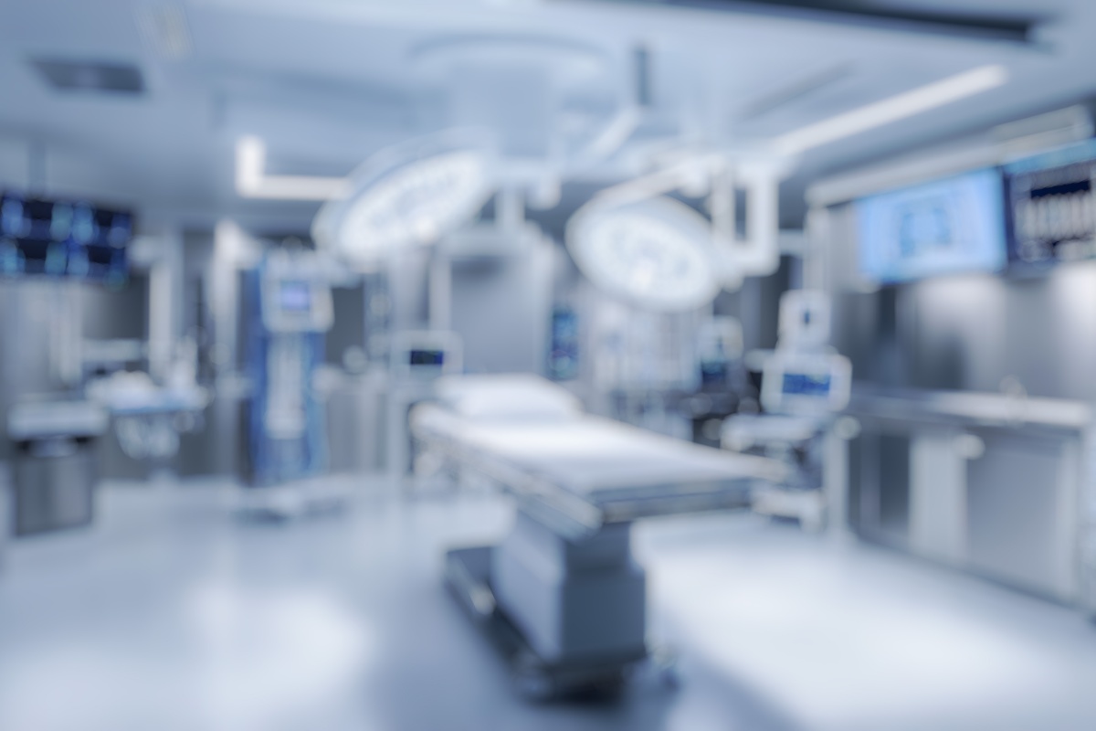 Veduta sfocata di una sala operatoria.