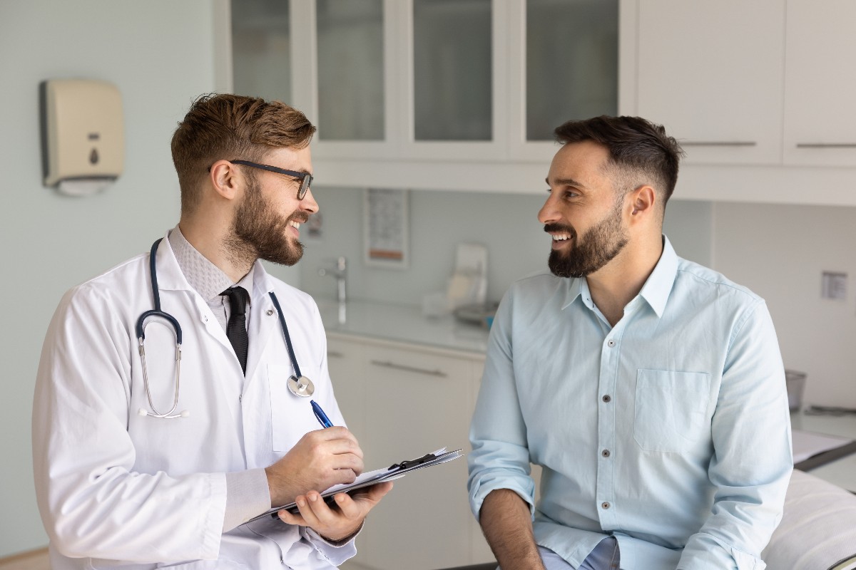 Medico e paziente durante un colloquio di consulenza in studio.