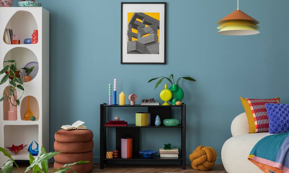 Salotto moderno con arredi colorati.