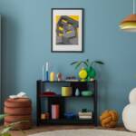 Salotto moderno con arredi colorati.