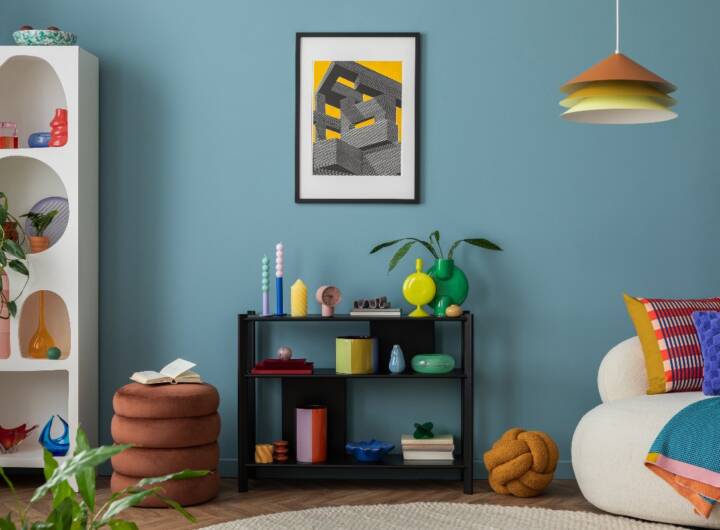 Salotto moderno con arredi colorati.